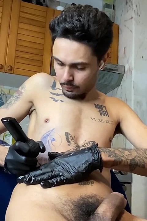 Dövme yaptırmaya gittim, sert bir penis yaptım ve boşalana kadar mastürbasyon yaptım