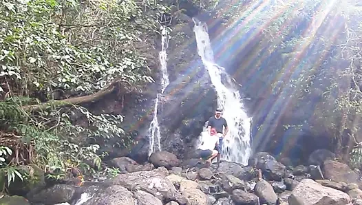 Halka açık şelalede oral seks