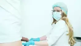 Hemşire hastaya masaj yapıyor