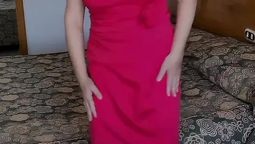Ateşli orta yaşlı seksi kadın kırmızı çoraplı ve yüksek topuklu ayakkabılarla azdırıyor