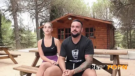 Evli bir çiftle halka açık üçlü seks - kocası karısına seksi bir sürpriz yapmak istiyor