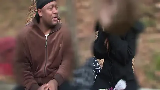 A126G10 bir grup zenci adam tek başına seyahat eden olgun kadınları alıyor! Merakla tahrik edilen kız, bir kaplıca hanına davet ediliyor ve olağanüstü, büyük bir aşkla seks yapıyor!