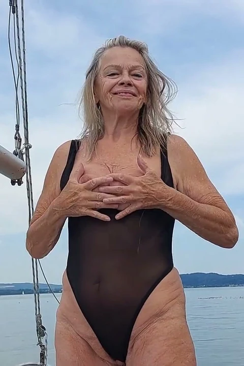 Büyükanne Seksi Bir Mayo Içinde Yüzmeye Gidiyor!