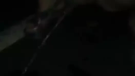 Yüksek topuklu sürtük park yerinde pissing