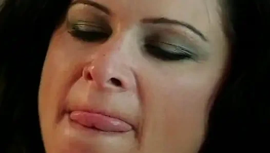 Tanlineslı klasik piliç yüze boşalmadan önce yarağa biniyor