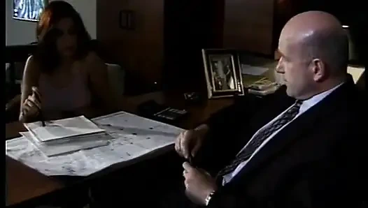 Twee grote pikken penetreren dubbel de kont en het poesje op deze prachtige dunne brunette