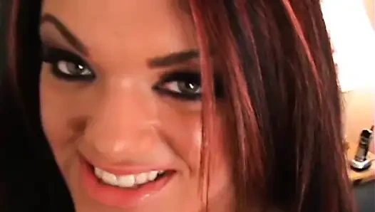 Şehvetli beyaz sürtük büyük siyah yarakla ilgili bir şeye sahip