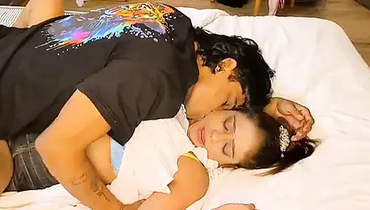 Hintli desi üniversiteli kız ve erkek arkadaş hitel videi Hintçe sert seks yapıyor