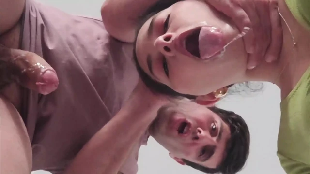 Küçük üvey kız kardeşimin ağzını sikiyorum