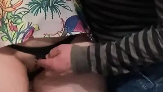 Bu kız herkesin içinde amını ovmama izin veriyor