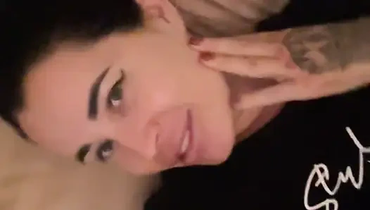 Azgın anne dürtülerini zapt edemiyor...