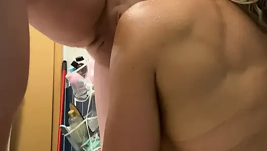 Seksi sarışın vücut geliştirmeci orta yaşlı seksi karım duş aldıktan sonra yarağımı emiyor ve sonra küvette amına boşalıyorum