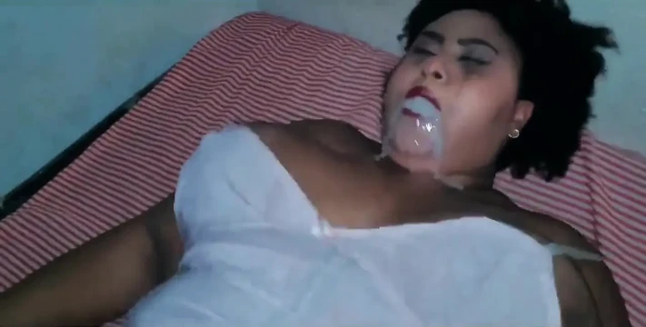 Ele geçirilmiş üvey annem beni içine boşalttı.