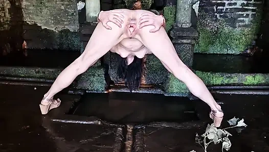 Açık havada çıplaklık amımı genişletiyor ve işiyor