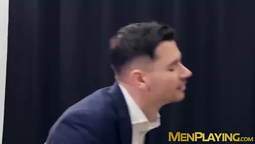 Yönetici damızlık çalışan büyük horoz beceriyor ile disipline ediyor