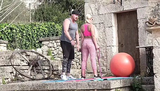 Pirsingli sarışın orta yaşlı seksi kadın yogadan sonra açık havada üçlü seks yapıyor