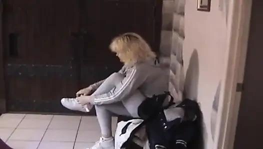 Hamile sarışın orta yaşlı seksi kadın yarak emiyor.