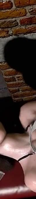 Seksi Asyalı kız duvardaki delikten sikiliyor