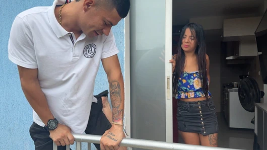 Yeni komşumun evine giriyorum ve hoş geldin olarak kocasının boynuzunu fark etmeden onu büyük bir sikişiyorum.