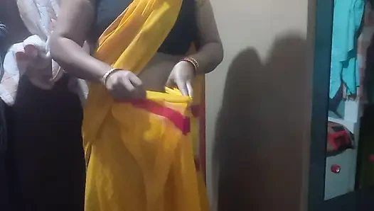 Hintli ev hanımı sarı sari giyiyor.