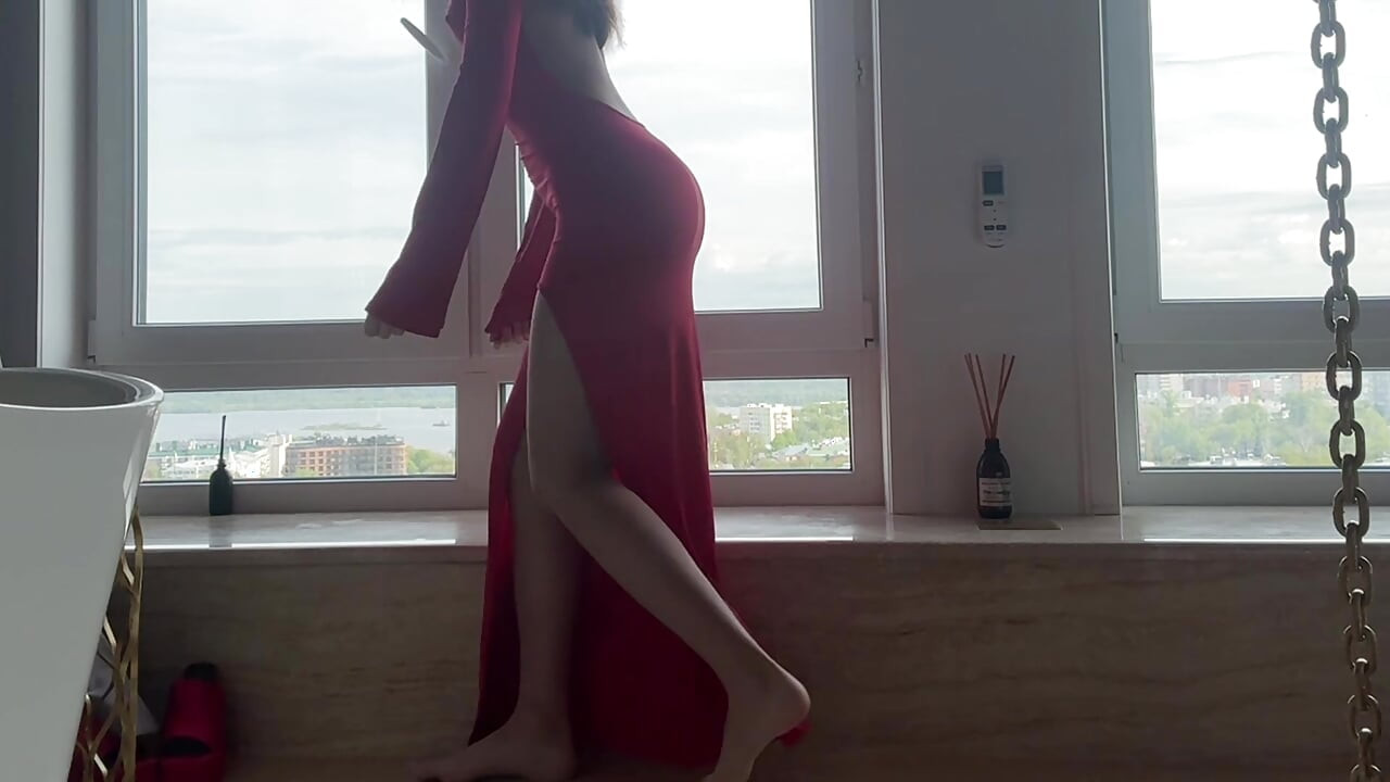 Sıkı şeffaf kırmızı elbiseli yoga