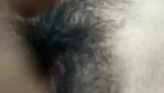 Güzel amcıklı kız banyoda kendini çıplak parmaklıyor