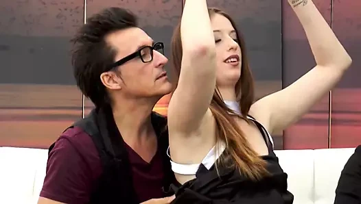 Marie skyler alır iki büyük musluklar