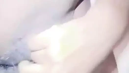 Seksi kız seksi amcığını parmaklıyor