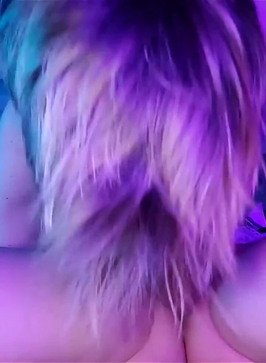 Aynı anda boşalana kadar sıkı deliğimi sikmeden önce travesti yarağımı gırtlağına kadar alıyor