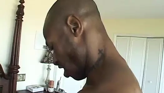 Seksi çoraplı aç bebek azgın adamla yatakta sert sikişiyor