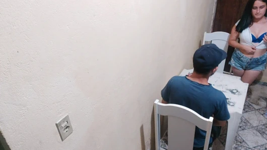 Gençler yağmur yüzünden barımda durdular ve kız seks yapmak istedi ve kamerayı görmediler.