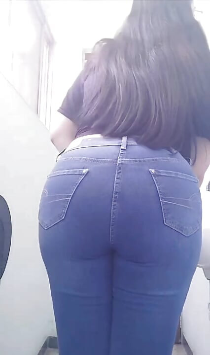 Meksikalı orta yaşlı seksi sekreter büyük götü tüm üniformasını çıkarıyor ve kamera önünde büyük götünü gösteriyor, götünü açıyor ve tüm kıyafetlerini çıkarıyor