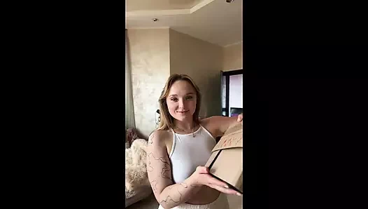 Seksi iç çamaşırlı tatlı bir kız okuyarak tahrik oluyor