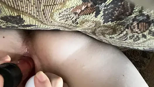 Büyük bir kıçlı öğrenci büyük bir yapay penis ve yüksek sesle inliyor ile onu kedi gerizekalı