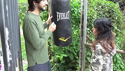 Boks yaparken komşuya vurdum ve büyük yarağını emip beni sikmesine izin vererek onu şımartmaktan başka seçeneğim yok.