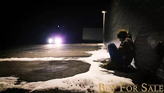 Boyforsale - kaslı baba dede alttan üstteki köleyi gösteriyor