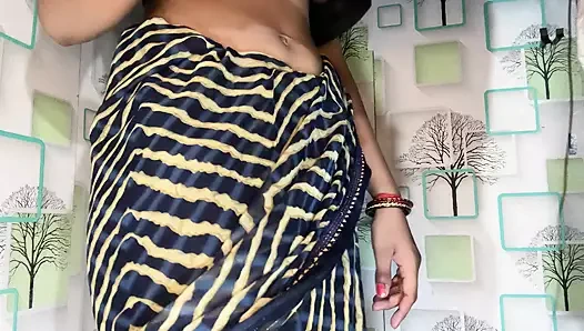 Baldız koltuk altlarını temizledi ve koltuk altlarını düzeltti.