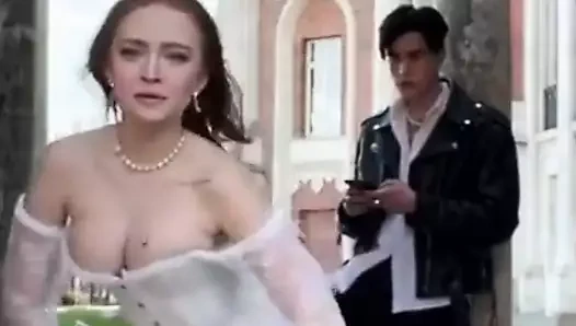 Güzel göğüsleri var