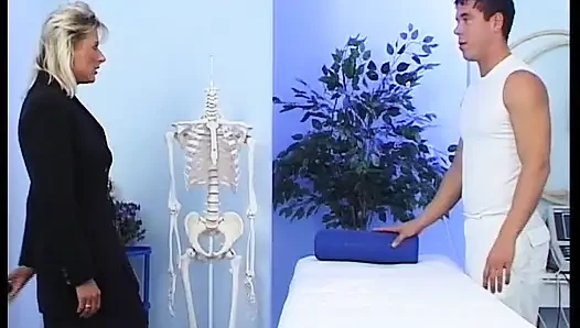 Büyük memeli sarışın Alman orta yaşlı seksi kadın doktorun masasında sikiliyor