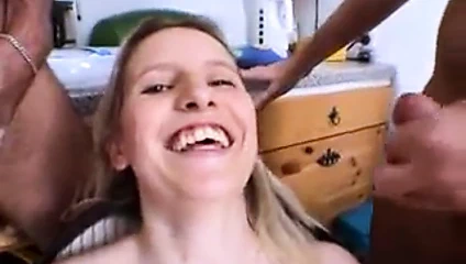 Dumb genç Alman sarışın 3some ile dp