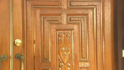 Esmer sert bir şekilde yatmadan önce muhteşem bir oral seks verir