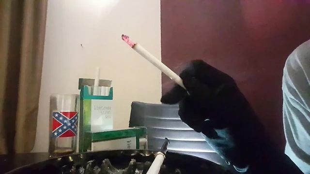 KIRLI KÜL TABLAM VS120 VE SAHIBI ELDIVENLERLE SIGARA IÇIYOR