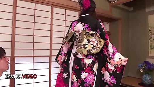 Kimono'da yaramaz jav bayan sert sikiliyor orgazm olarak dölleniyor