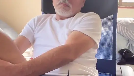 Erotik videolar izlerken.