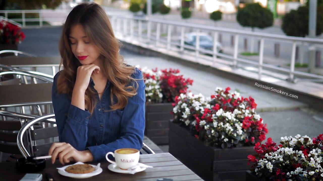 Manyetik Rus güzel sigara dumanı ile oynuyor