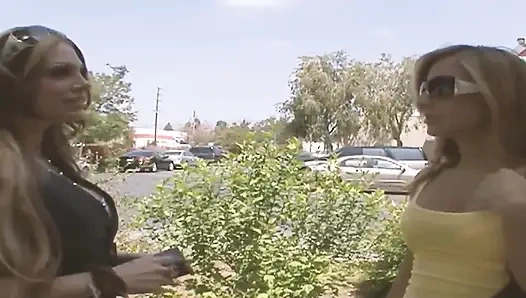 Ateşli lezbiyenler sahnesi 4: parmakları ve dildoyla oynayan muhteşem büyük memeli sarışın lezbiyenler