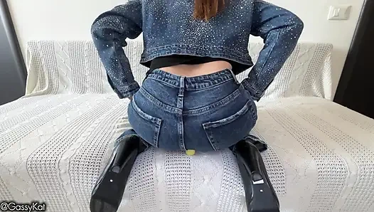 Minik adam dev kadının yüzünü osurarak parçalıyor