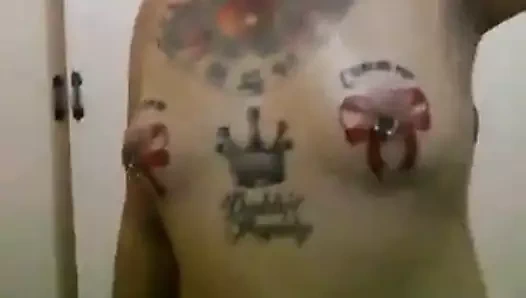 Filipinli sürtük dövmeli ve deldi