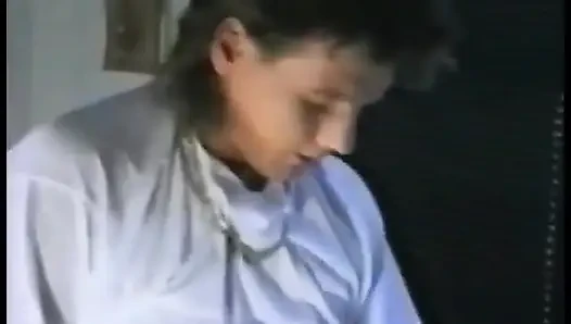 Azgın tatlı kız bacaklarını geniş açıyor ve sulu amını yalatıyor ve sikiyor