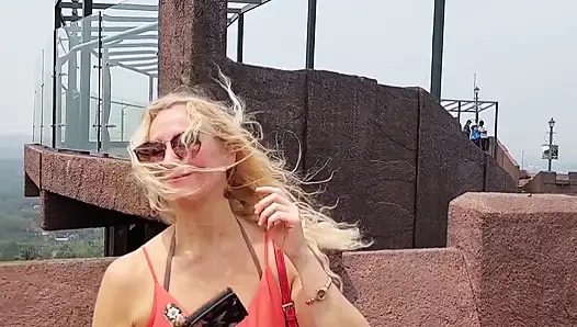 Güzel Sarışın Olgun Eş Gününün Tadını Çıkarıyor